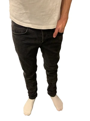 Dondup jeans - Säljer nu dessa Dondup jeans i bra skick. Nypris på jeansen är 2600kr. Jeansen är i storlek W31. Vid minsta fråga hör av dig!