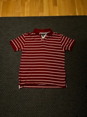 TOMMY HILFIGER PIKÉ  - Tommy Hilfiger piké t-shirt in very good condition. Used minimal amount of time and selling because it is a little too big!