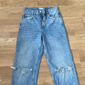 Jeans  - Jeans från lager Gina. Jeansen är i gott skick och i storlek 32