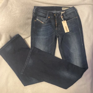 Diesel low waist jeans - Köpte de secondhand, var lite för små för mig så säljer de hellre än att låta de bara ligga W25 L30 Pris kan diskuteras   74 nästan 75cm på innebenslängden, 35cm rakt över