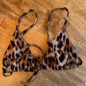 Bikinitopp i leopard - Bikinitopp i leopardmönster från NA-KD. Aldrig använd. Står ej storlek i den, men uppskattar till en S. 30:- ex frakt. 