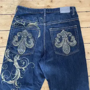 Sorry till alla som skrev ang dessa jeans, min plick funka inte😔 Men säljer de nu till najs pris🤙 Storlek 38/34. För fler bilder/mått skicka PM!