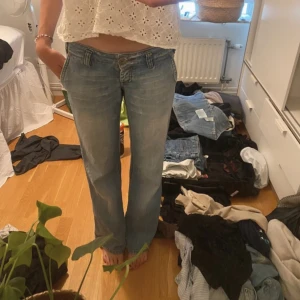 Lågmidjade jeans  - Jätte fina jeans, som knappt är använda!  Straight men går ut lite. Innebenslängden är 80cm och midjemåttet 40cm💓