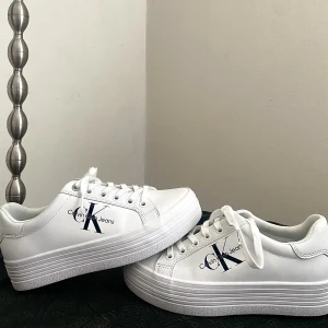 Calvin Klein sneakers  - Väldigt trendiga vita “Calvin Klein Jeans” sneakers, nästan oanvända. Köpte för 1050 kr, säljer för 700 kr men pris kan diskuteras! 