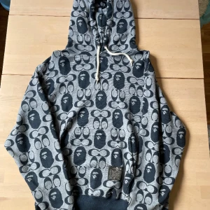 Bape x Coach Hoodie - Bape x coach hoodie. 🔴storlek s 🔴grå 🔴Nyskick 🔴inga skador 🔴inga fläckar