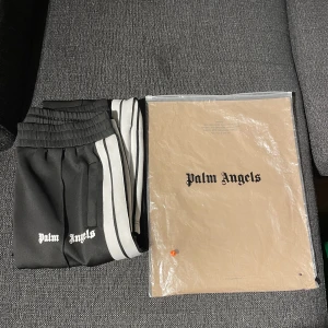 Palm angels byxor - Palm angels byxor🌴. Endast använd en gång. Som nya, storlek L men passar M, pris kan diskuteras vid snabb affär:)
