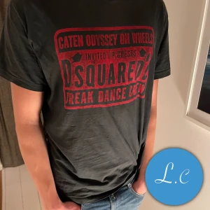 Dsquared2 t-shirt - T-shirt från Dsquared2 i gott skick | Tröjan är i storlek XL men sitter som L | skriv för frågor eller liknande!