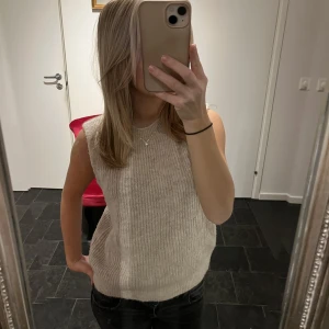 Stickat - Mysig stickad väst från vero moda i storlek xs, använder inte längre därav säljer jag den💕