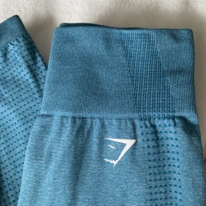 Gymshark tights  - Gymshark tights i modellen vital seamless 2.0🙌 Endast använda ett par gånger, de är i nyskick!💓 skriv för fler bilder eller frågor💕