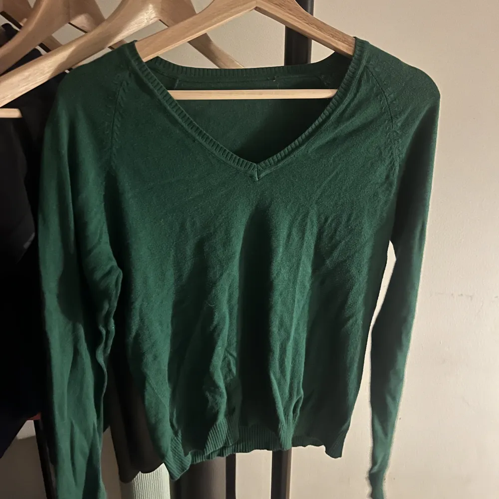 Grön långärmad tröja. Den är från zara men lappen har klippts bort. Jättebra skick, inget slit. . Tröjor & Koftor.