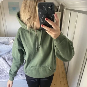 Grön hoodie - Säljer denna supersnygga hoodie från Bik Bok!💚💚 Blivit lite noppig men super snygg ändå! Hör gärna av vid intresse💚💚