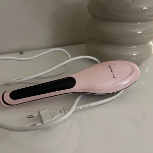 Värmeborste - En bra och fungerande värmeborste, för att få plattat hår. Väl använd, fungerar toppen.  Har haft den i några år, men kommer inte längre till användning. (Kartongen finns ej kvar)