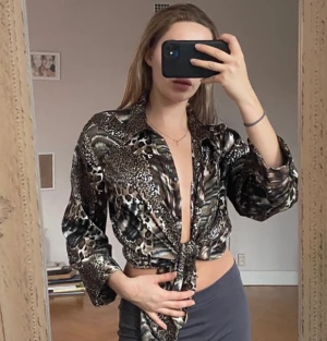 Djur mönstrad skjorta  - Använd på olika sätt! Så fin! Är i ett satinaktigt material 