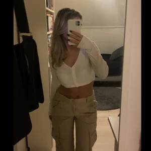 Vit tröja  - Säljer denna fina långärmade tröjan för att den inte kommer till användning.