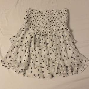 Säljer denna fina kjol använt fåtal gånger så väldigt bra skick strl Xs från Lindex. 150kr + frakt som köparen själv står för.
