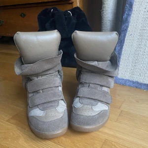 Isabel marant  - Jättefina isabel marant skor köpta i nice 🥰🥰 bruna/beiga bra skick men köpte de av min vän därav priset 🥰🥰 storlek 40 men passar 39 då de är små i storleken 