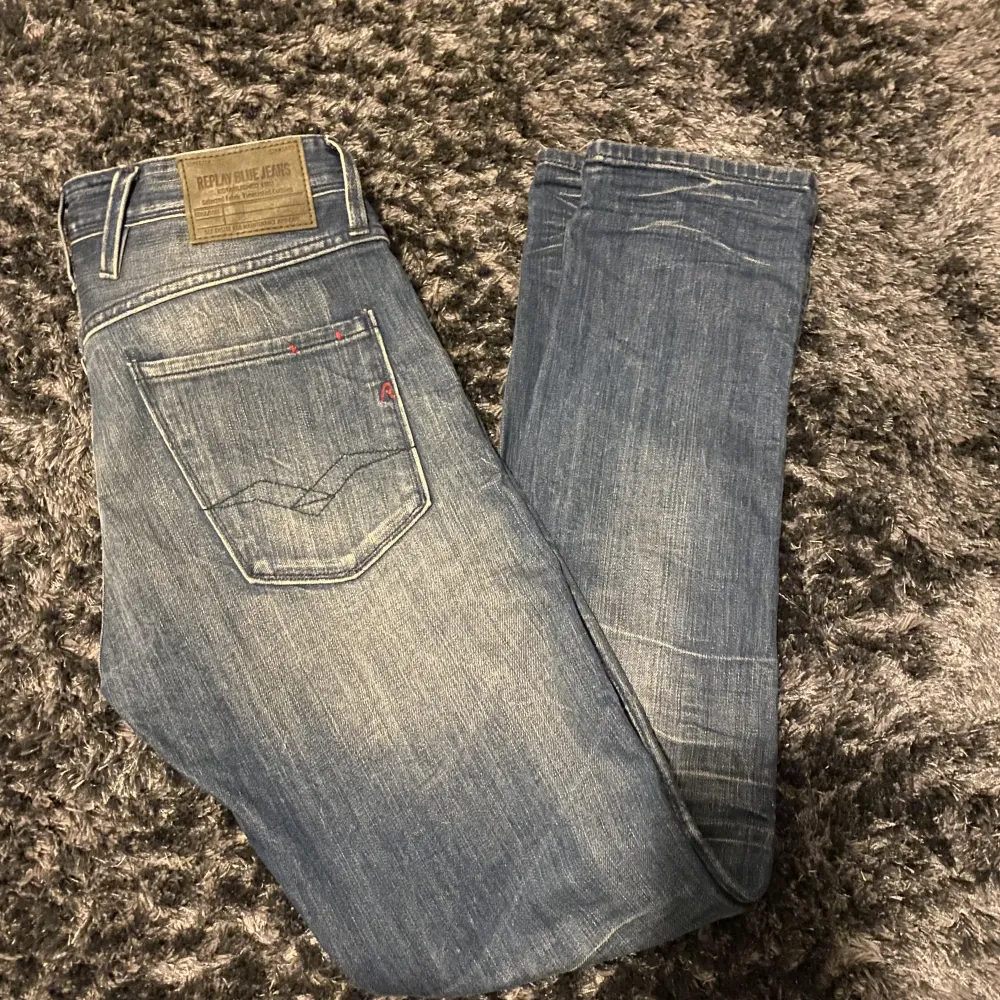 Säljer nu dessa riktigt schysta Replay jeansen i toppskick. Storlek 30/32. Billigare vid snabb och smidig affär🤝. Vid frågor är det bara att höra av sig!. Jeans & Byxor.