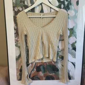Tröja - Superfin Beige långärmad tröja med slits i armar och vid magen. Säljer pga flytt🥰