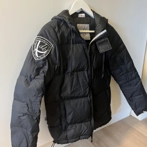 Vinterjacka - Jacka från Swedish design since 2006. I storlek XS, sitter precis som en XS. Köpt för 1999kr. Står mitt namn i jackan❣️