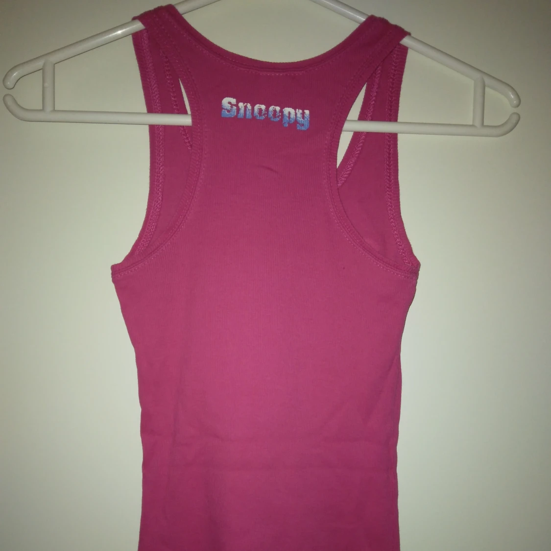 Cerise rosa ribbat linne med Snoopy / Snobben tryck. Bomull. Strlk: XS. - 1