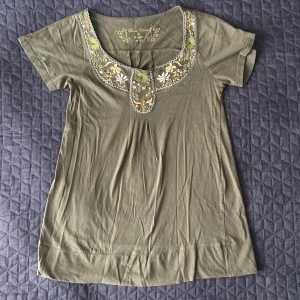 Gullig tröja - En grön tröja från Kappahl i storlek 36/38, jättegulliga små broderade detaljer och i bra skick