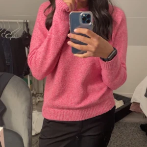 stickad tröja  - rosa stickad tröja från vero moda, inga defekter alls och den är inte nopprig. säljer då den tyvärr inte kommer till användning. köparen står för frakt. 