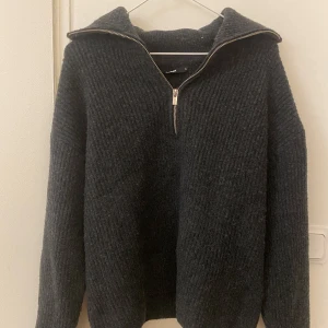Zip tröja  - Grå stickad zip ifrån bik bok🥰 knappt använda. Köpt för 400💕