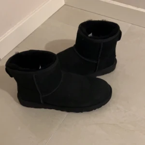 Uggs  - Säljer dessa Uggs för riktigt bra pris endast använda ett fåtal gånger ser helt nya ut. Skicka 9/10  Bara att skriva för frågor och svar! Priset kan diskuteras 