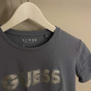 T-Shirt från Guess. Köpt på Oslo Outlet. Storlek : Xs💙🦋💘