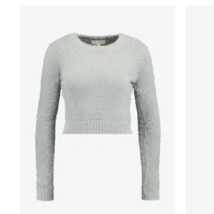 Mjuk tröja Honey Punch - Såå mjuk och mysig tröja från Honey Punch. Den är fuzzy inuti också.  I väldigt fint skick.  Gröngrå färg Storlek S 