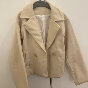 Kort kappa  - En jätte fin beige kort kappa, storlek S. 