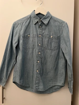 Hej jag säljer dena polo ralph lauren skjortan. - Denna blåa och finna  skjorta är i bra skick men har ett litet håll som ni ser på bilden. Normala pris 995 men säljer för ändas 400kr.