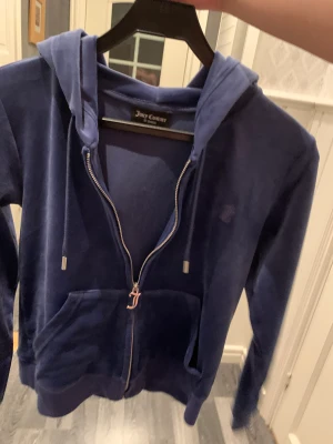 Juicy couture - Den kommer ej till användning vill bli av med den, storleken är Medium,Mer bilder finns, färg grey blue, 