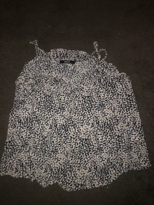 Topp/Blus linne - Linne/blus/Topp från Bickbok står Large men den Verkar vara S Använt nån gång 3 år sen.