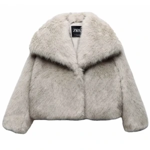 Zara jacka - Hej! Intressekoll på min helt nya jacka från zara! Aldrig använd och prislappen är kvar💕