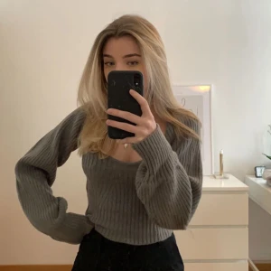 Stickat sett - Ett gulligt grått stickat sett med en ”korsett” och en bolero. Knappt använt