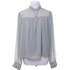 Grön blus only - Säljer denna superfina blusen från only! Har aldrig använt den så den är som ny! Storlek L men ganska liten i storleken så skulle mer säga m💘