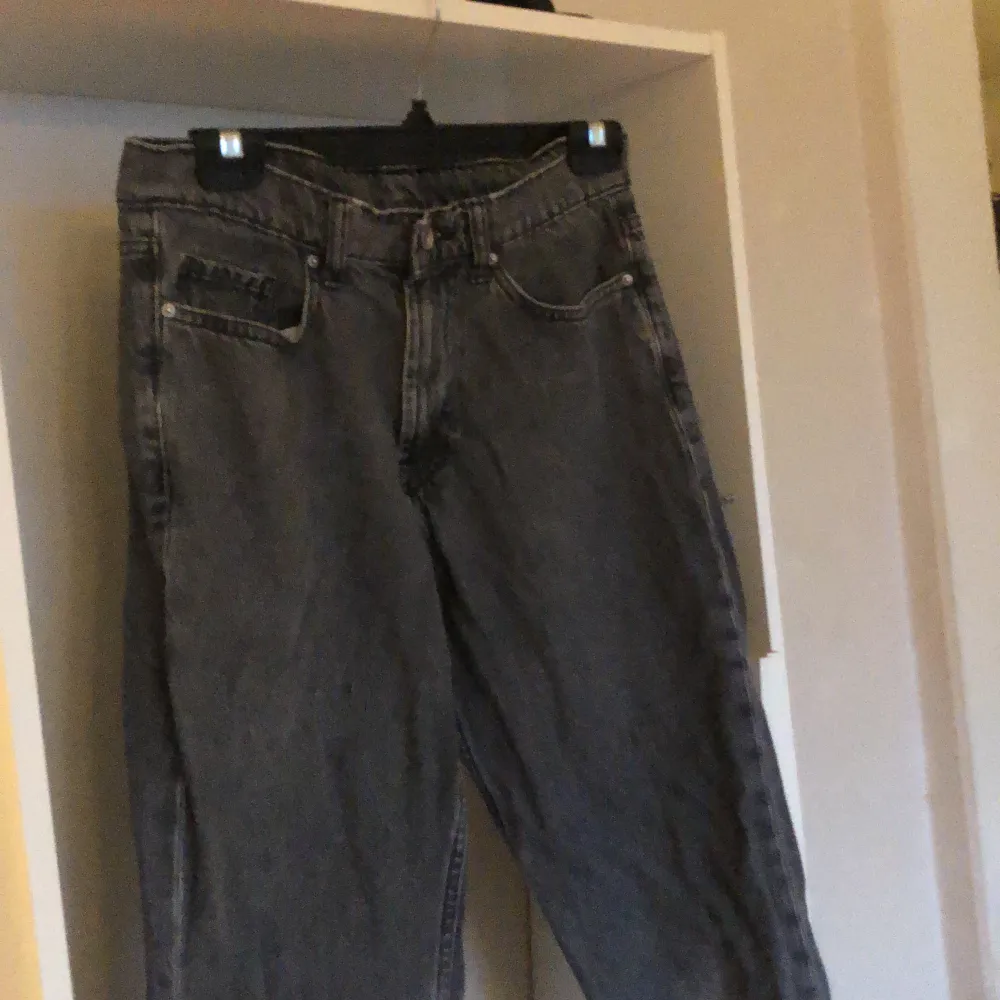 Vailent jeans i ett använt men bra skick. Storleken är xs skulle säga att de passar bäst på 165-175. Jeans & Byxor.