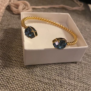 Armband - Armand från Caroline svedbom. Nypris 649 säljer för 450. Pris kan diskuteras. Aldrig använd endast testad. Även öppen för att byta mot samma modell fast i silver!