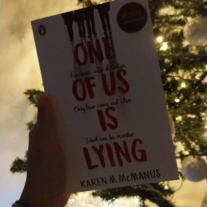 One of us is lying - Har inte läst ut denna än, men ska fortsätta läsa tills någon väljer att köpa (om nu någon gör det), men den är väldigt spännande hittills. I utmärkt skick. Kostade runt 70kr på adlibris (på rea). Skriv till mig vid frågor ❤️