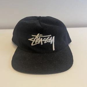 Stussy keps - ✏️Svart stussy keps med snapback. Använd ett fåtal gånger!