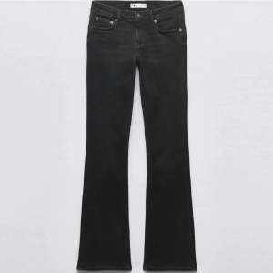 Svarta lågmidjade jeans från zara som inte säljs längre! Säljer då de blivit för stora för mig. (Brukar ha 34). Jeansen är sparsamt använda inga defekter alls🩷skriv vid frågor och fler bilder