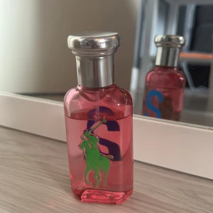 Ralph Lauren Parfym - Ralph Lauren Parfym köpt på lyko för 625kr🫶🏻 Den är provsprayad, därav priset! Har tyvärr inte kvar kartongen❤️ 50 ml!!