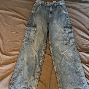 Jeans från hm - Knappt använda, säljer pga inte min still längre. Priset är diskutterbart, vill bli av med allt!