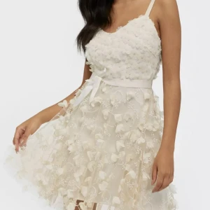 Ida Sjöstedt klänning - Säljer min Ida Sjöstedt klännning, använd en gång så super fin kvalite. Nypris 3000 kr🤍