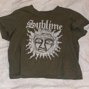 Gruge t-shirt  - Grudge grön T-shirt med ett vitt tryck på 