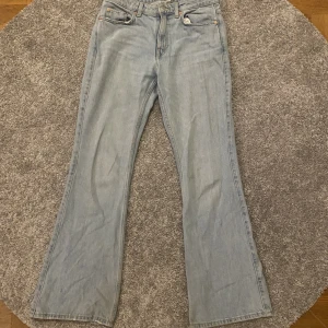 Jeans - Säljer pga att de inte kommer till användning då de är lite för stora. Inga defekter förutom en liten fläck som visas på 3dje bilden som inte är märkbar. Kontakta för fler bilder och mer info! Pris kan definitivt diskuteras.