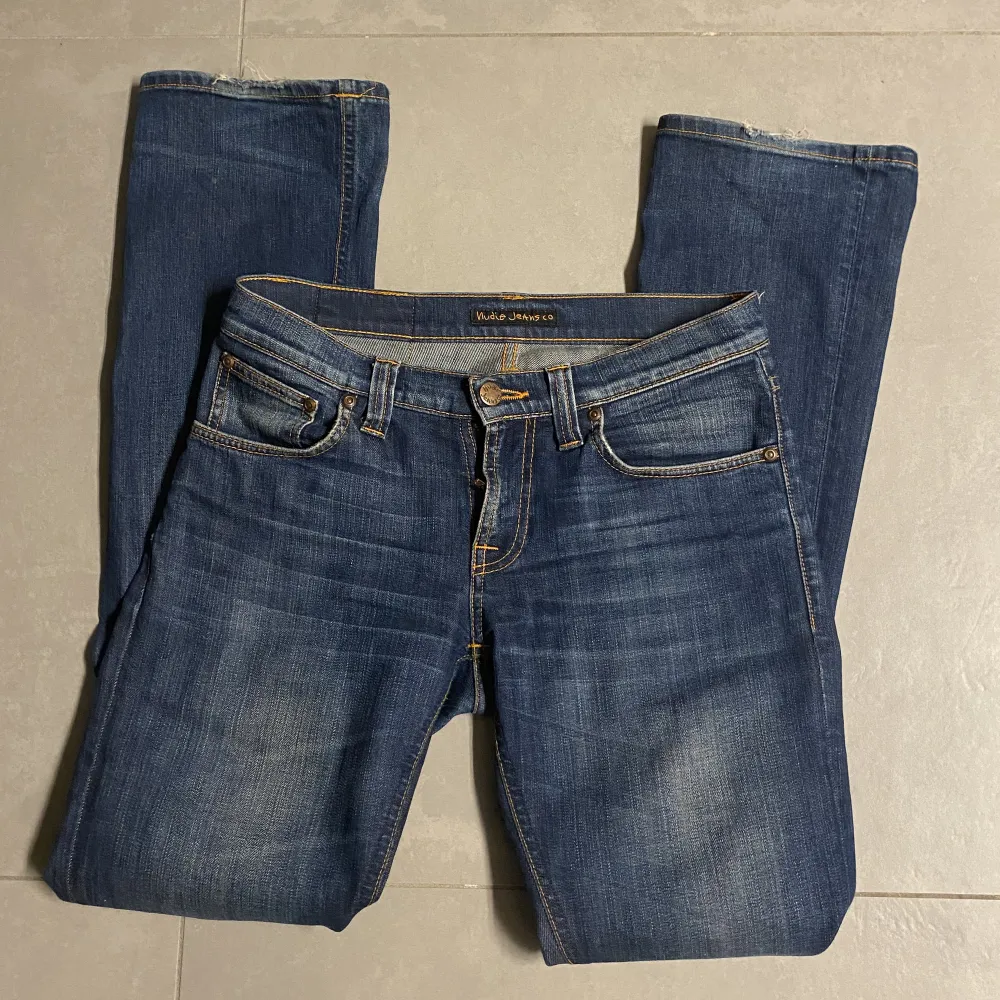 Ett par jätte fina nudie jeans dom är i perfekt skick,stockholmstil!! Ställ järna frågor pris kan diskuteras!💕. Jeans & Byxor.