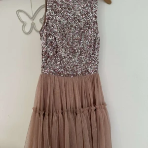 Festklänning  - Kort Festklänning för tonåringar eller vuxna. Jätte fin färg i verkligheten. Köpt i Tyskland. Har bara haft på en gång. Köpt för 700 kr men säljer för 300. Pris kan diskuteras  