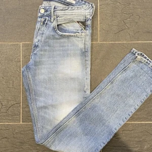 Replay jeans, modell willbi  - Replay jeans i bra skick, säljer då de är för små för mig. Strl 28/32